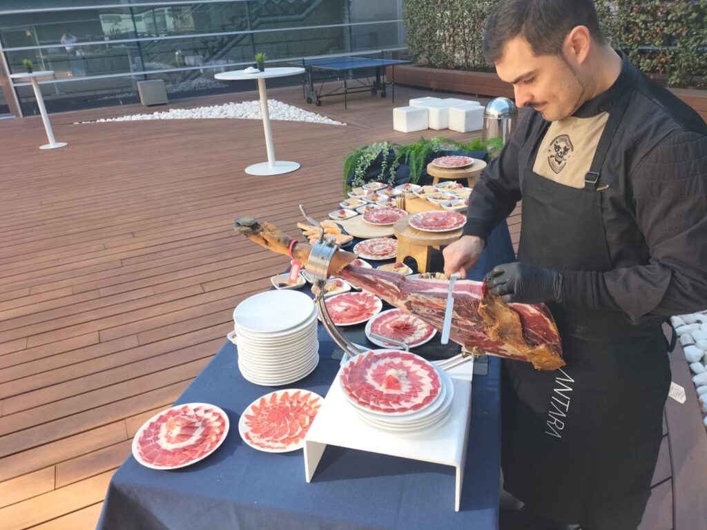 Cortador de Jamón para Hoteles 5 Estrellas en Barcelona | Arte y Cuchillo