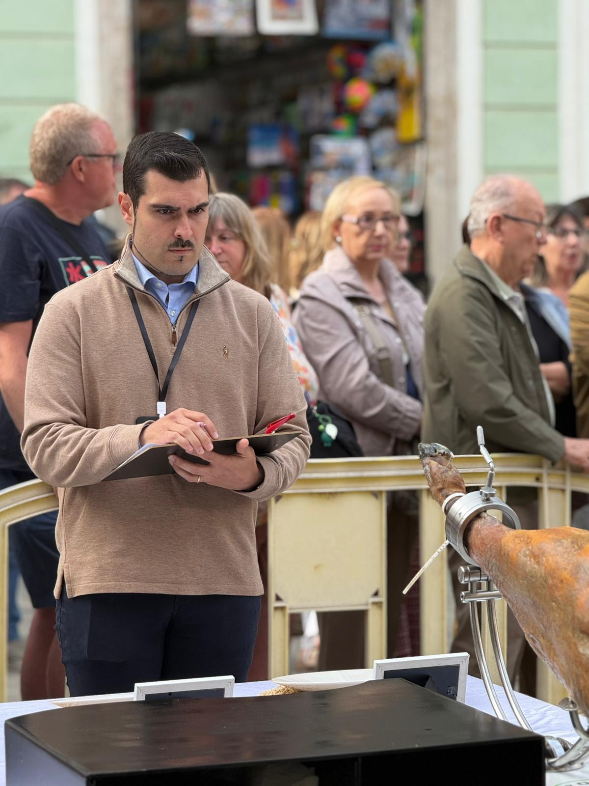 Anthony Gallardo fue seleccionado como jurado principal en el Concurso Nacional de Cortadores de Jamón celebrado en Calella (Barcelona)