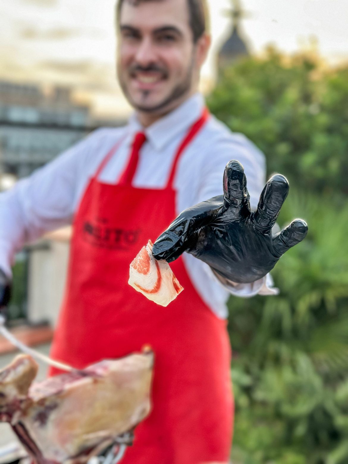 Anthony Gallardo de Arte y Cuchillo y el mejor cortador de Jamón en España representa Joselito